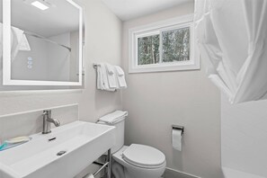 Bathroom - Econo Lodge Westminster, MA (Westminster)