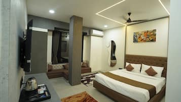 Handuk, sabun, sampo, dan tisu toilet