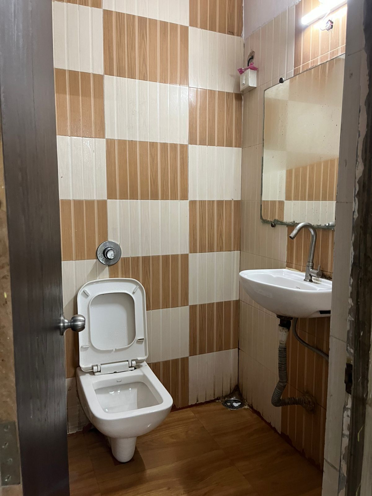 Habitación básica doble | Baño | Toallas, jabón, shampoo, papel de baño 