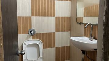 Habitación básica doble | Baño | Toallas, jabón, shampoo, papel de baño