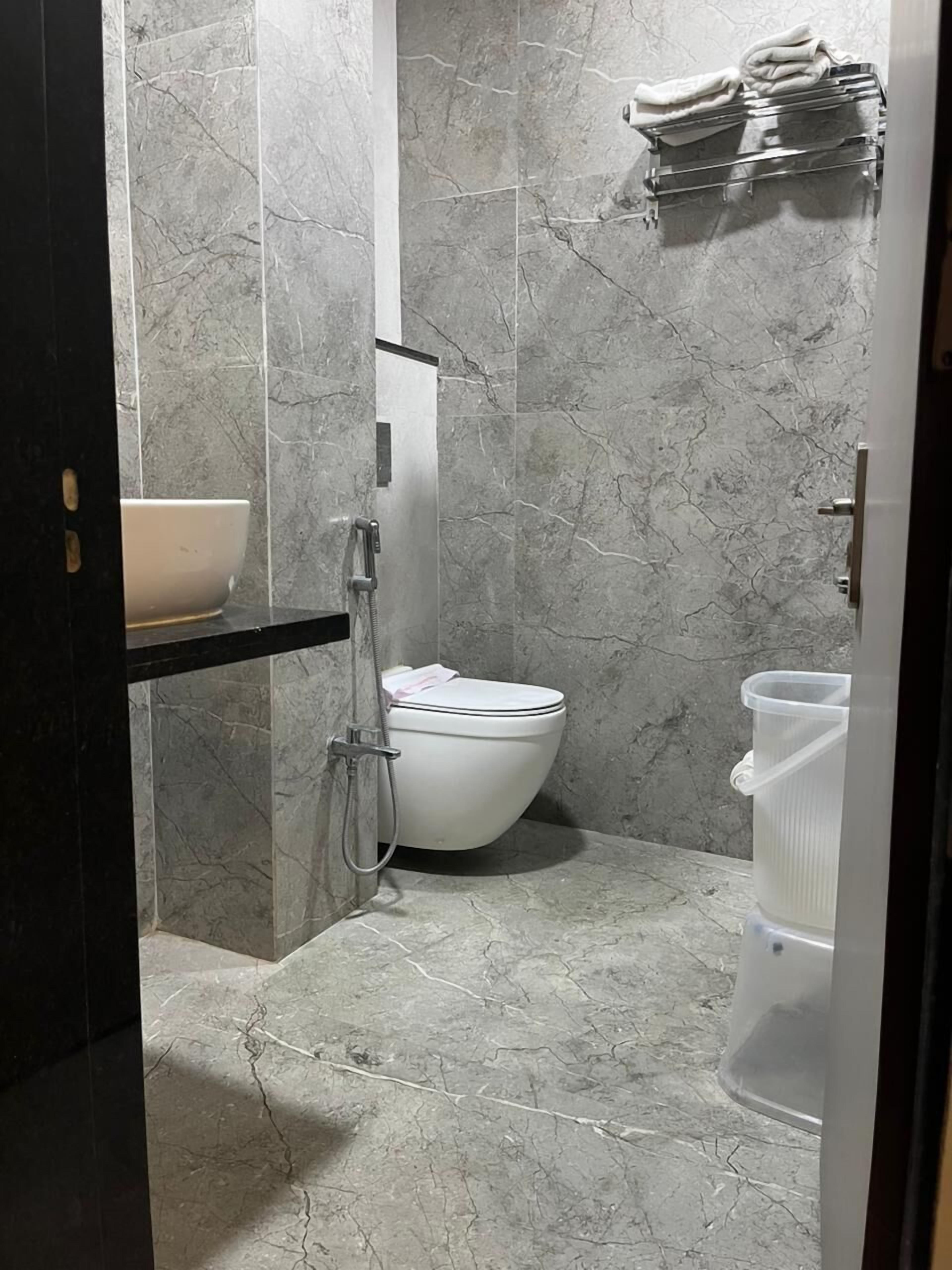 Toallas, jabón, shampoo, papel higiénico