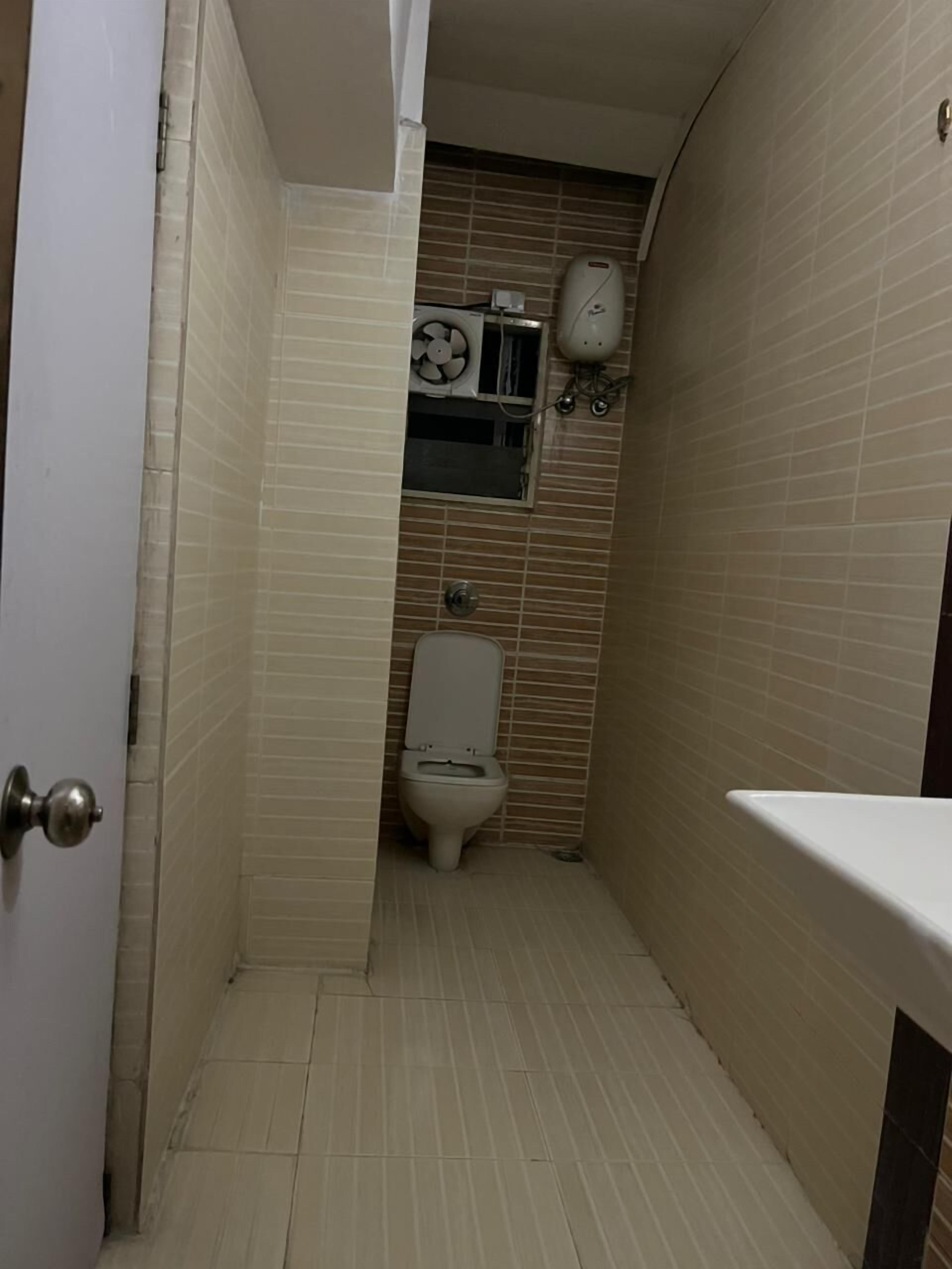 Handuk, sabun, sampo, dan tisu toilet