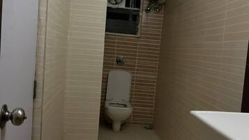 Handuk, sabun, sampo, dan tisu toilet