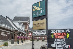 Señal de Quality Inn, señal de Crossroads Restaurant & Bar y señal de Premio del Público.