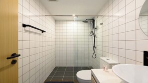Hårtork, handdukar, tvål och schampo