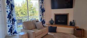 Beautiful 2-bedroom 2 full bathroom condo with large kitchen in Ocean Shores.