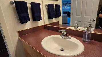 Een douche, een haardroger, handdoeken, zeep