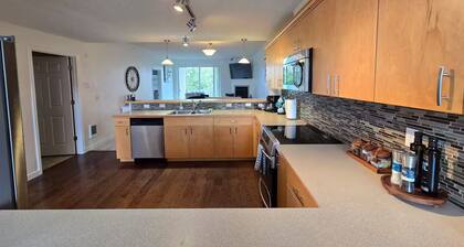 Beautiful 2-bedroom 2 full bathroom condo with large kitchen in Ocean Shores.