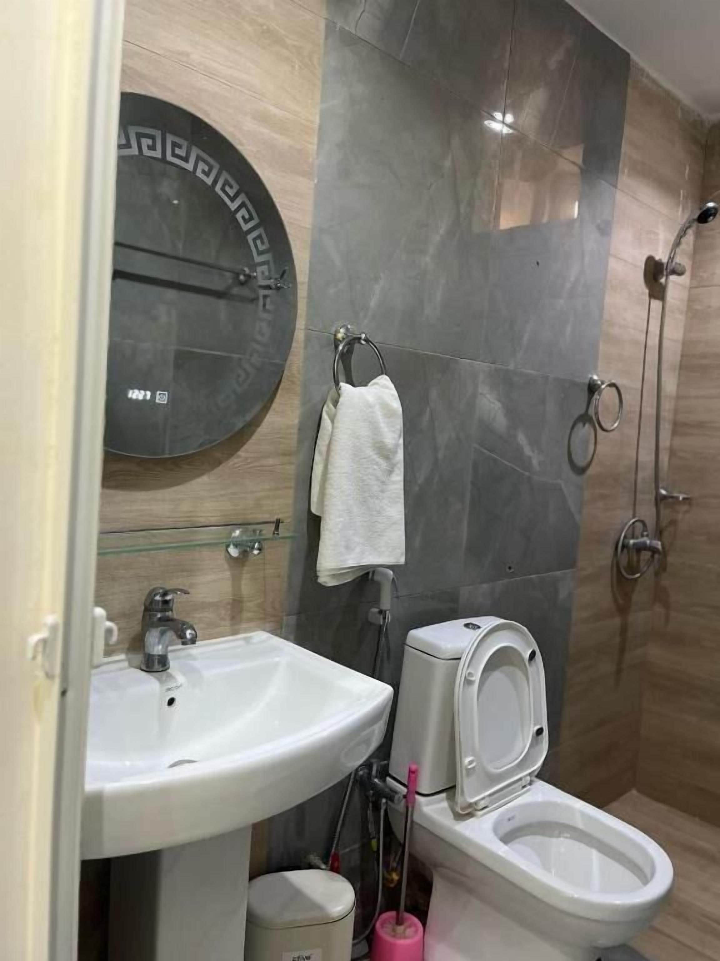 Studio | Bathroom | Shower, towels, toilet paper
