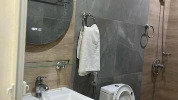 Studio | Bathroom | Shower, towels, toilet paper