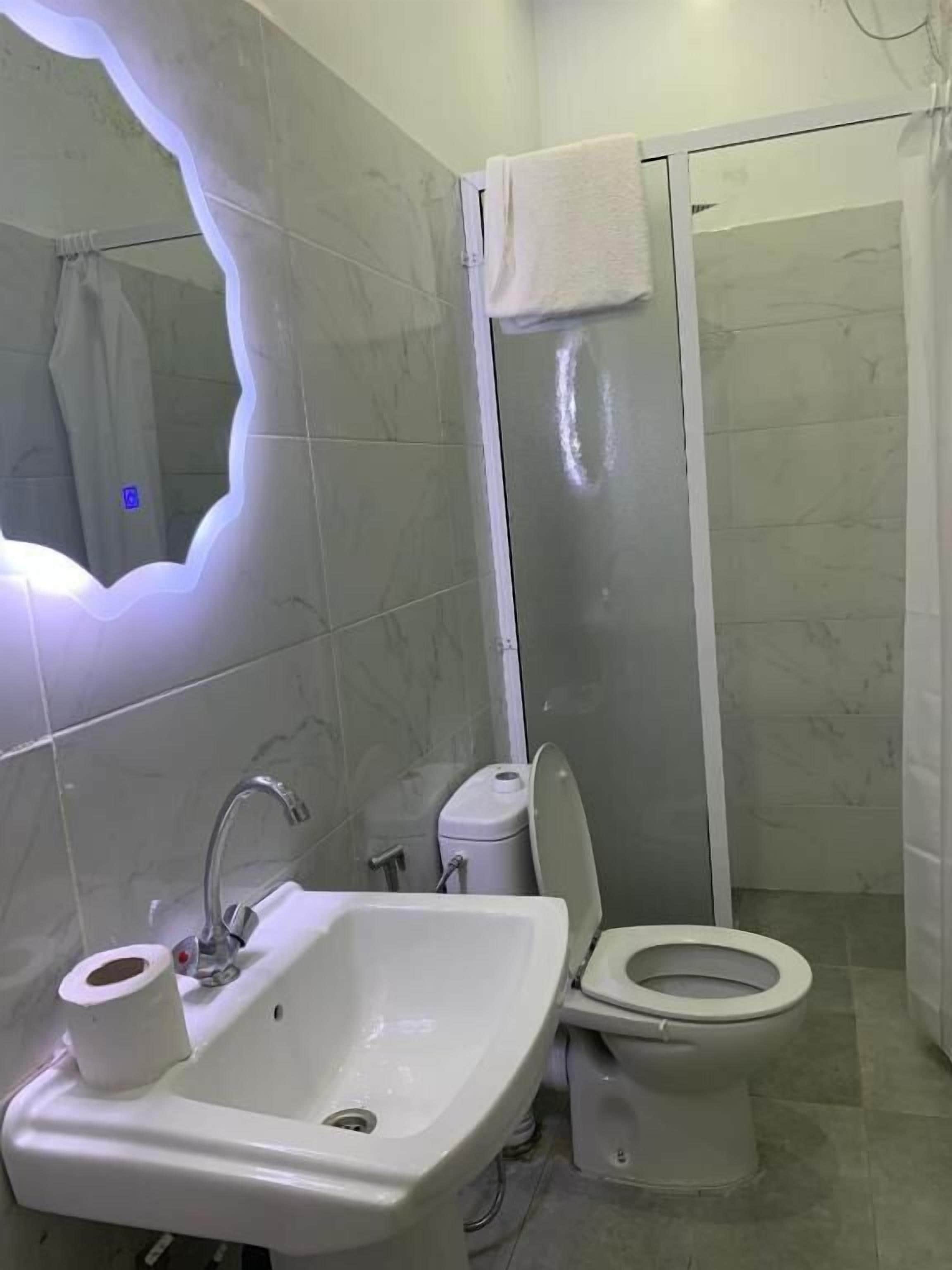 Studio | Bathroom | Shower, towels, toilet paper
