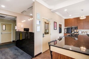 Dining - Econo Lodge Fox Creek, AB (Fox Creek)