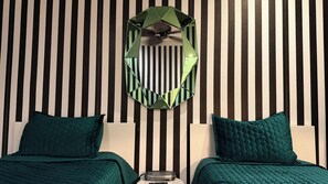 2 bedrooms, iron/ironing board, WiFi, bed sheets - Le Velours Déco – Art Deco Retreat in East Village (long beach)