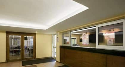 Travelodge by Wyndham Lansing IL