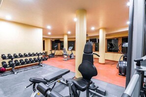 A gym with exercise equipment, weight benches, and dumbbells. - Hilton Grand Vacations Club Zihuatanejo (Zihuatanejo)