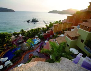 A resort with a pool area, beach access, and ocean views. - Hilton Grand Vacations Club Zihuatanejo (Zihuatanejo)