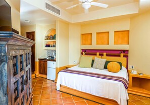 A hotel room with a bed, a small kitchenette, and a bathroom. - Hilton Grand Vacations Club Zihuatanejo (Zihuatanejo)