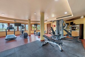 A gym with treadmills, elliptical machines, and weightlifting equipment. - Hilton Grand Vacations Club Zihuatanejo (Zihuatanejo)