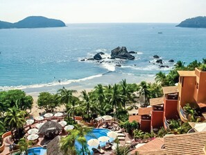 Ein Resort mit Pool, Strand und Meerblick.