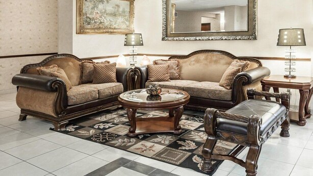 A living room with two sofas, a coffee table, a side table, and a lamp. - Baymont by Wyndham Tyler (Tyler)