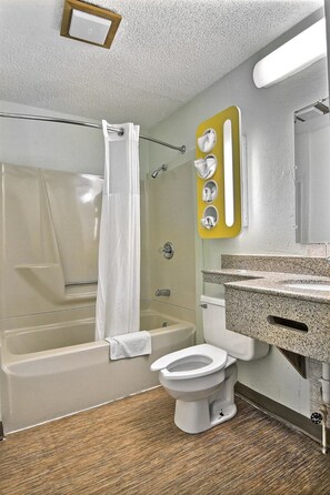 Bathroom - Motel6 Gilman, IL (Gilman)