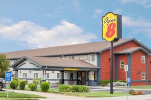 Exterior - Super 8 by Wyndham Willows (Willows)