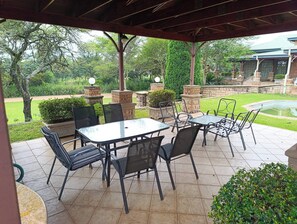Outdoor dining - Room-crown Ivory B&B King's Chambers (Pretoria)