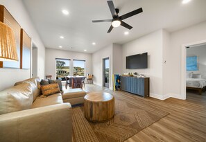 Smart TV, fireplace - Private Pool, Dock, Movie Room on Lake Hamilton (Hot Springs)