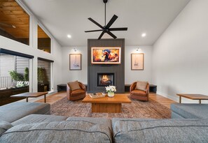 Smart TV, fireplace - Private Pool, Dock, Movie Room on Lake Hamilton (Hot Springs)
