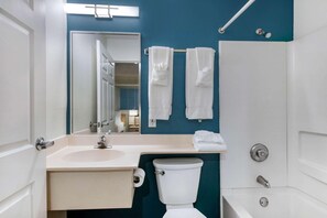 Un baño con inodoro, lavamanos y bañera.