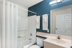 Bathroom - Suburban Studios Lakeland North I-4 (Lakeland)