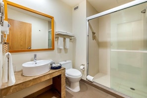 A bathroom with a sink, toilet, and shower. - Hotel Torreon (Torreón)