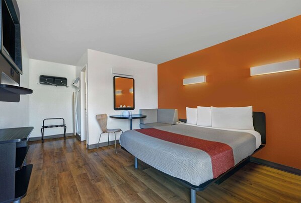 A modern hotel room with a bed, a desk, a chair, and a TV. - Park Inn by Radisson, San Jose (San Jose)