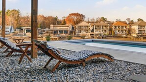 Un espace aménagé au bord de la piscine, avec des chaises longues et une piscine.