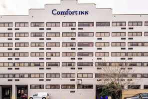 Edificio di un hotel Comfort Inn con diversi piani, un parcheggio e un ingresso ben visibile.