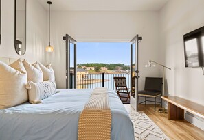 7 bedrooms, iron/ironing board, travel cot, free WiFi - Private Pool, Dock, Movie Room on Lake Hamilton (Hot Springs)