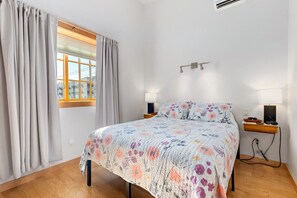 Desk, WiFi, bed sheets