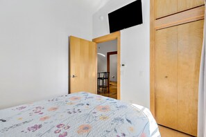 Desk, WiFi, bed sheets