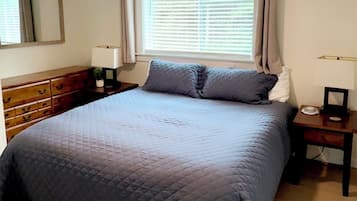 2 chambres, bureau, fer et planche à repasser, lit de bébé portatif