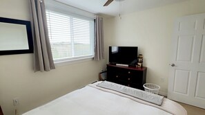 2 habitaciones, escritorio y tabla de planchar con plancha 