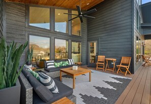 Outdoor dining - Private Pool, Dock, Movie Room on Lake Hamilton (Hot Springs)