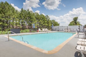 Outdoor pool - Days Inn & Suites by Wyndham Marshall (Marshall)