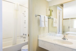 Bathroom - Days Inn & Suites by Wyndham Marshall (Marshall)