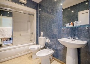 Bathroom - Staindrop Lodge Hotel (Sheffield)
