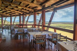 Outdoor dining - Voi Safari Lodge (Voi)