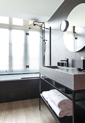 Bathroom - Leonor Hotel (Strasbourg)