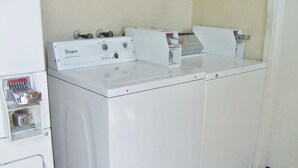 Un appareil combiné lave-linge et sèche-linge à chargement frontal, doté d’un panneau de commande et d’un sèche-linge à pièces.