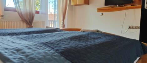 Iron/ironing board, WiFi, bed sheets