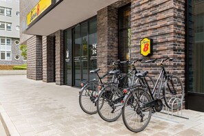 Un edificio de ladrillo con un letrero que dice 'Super 8' y un aparcamiento para bicicletas afuera.