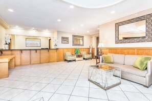 Lobby - Days Inn & Suites by Wyndham Lake Okeechobee (Okeechobee)